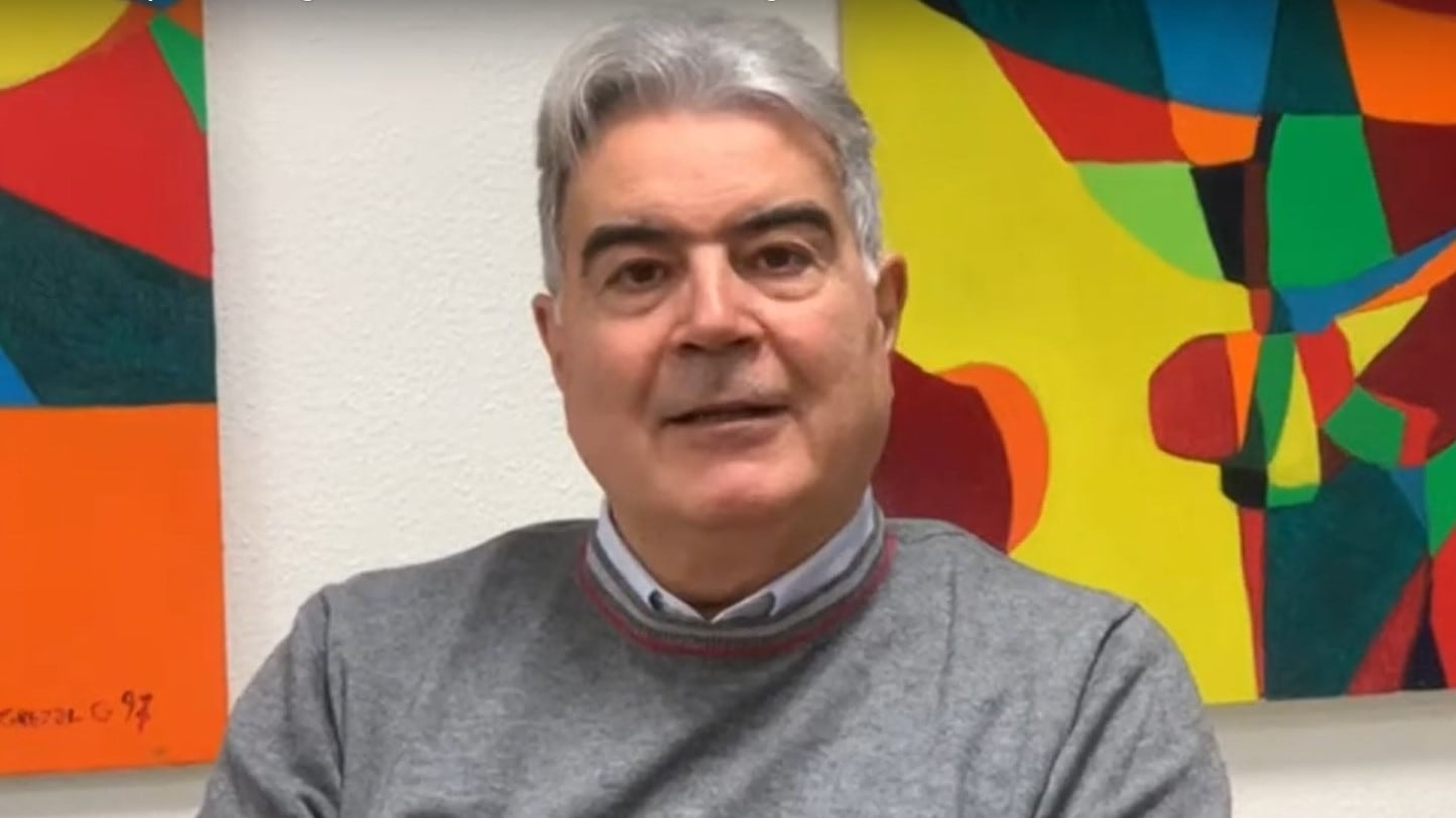 Abusi sulle pazienti: il sindaco-chirurgo finisce ai domiciliari. "Falle lo sconto..."
