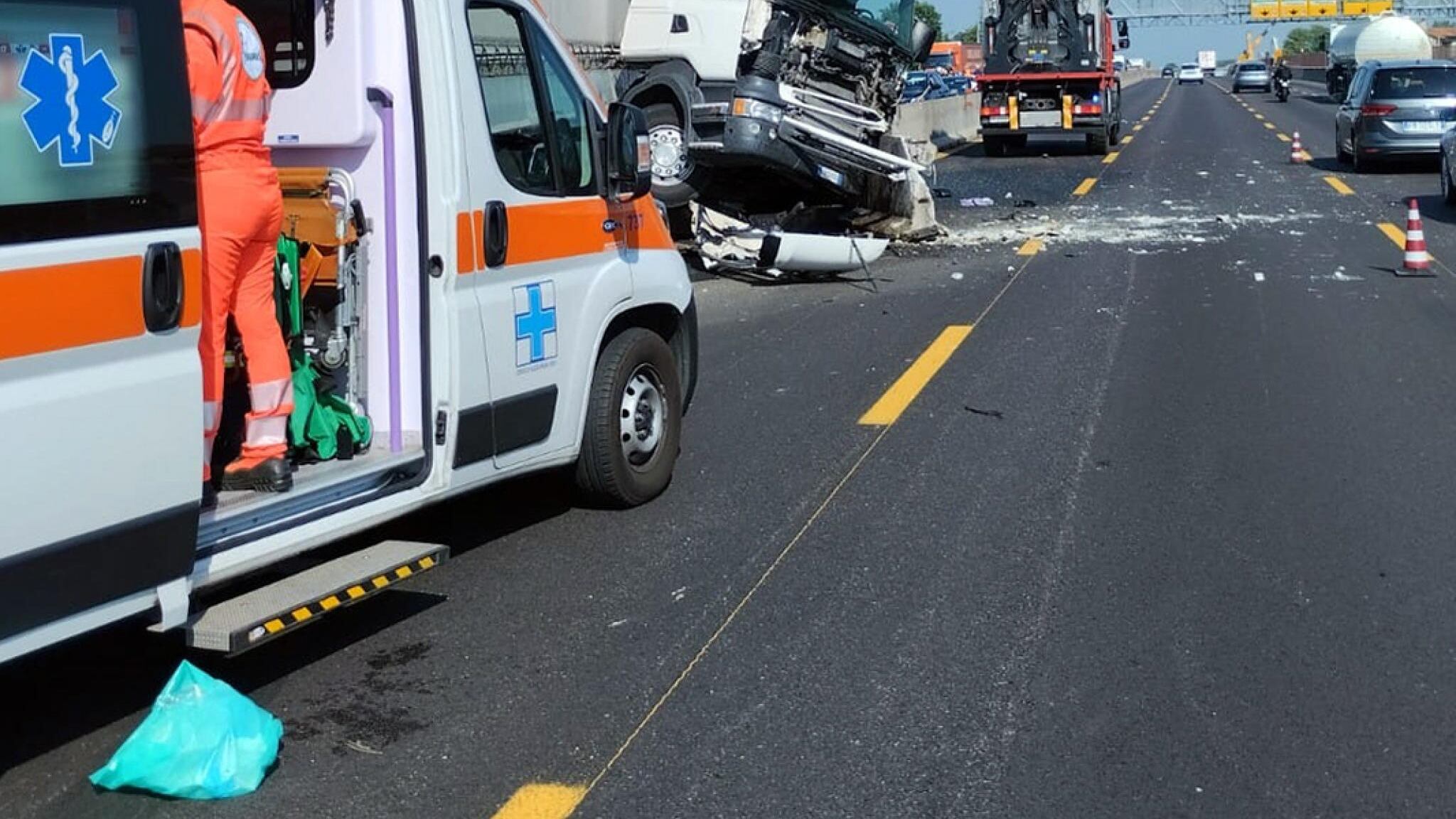 Tir salta la carreggiata e investe auto: feriti e coda sull'A8