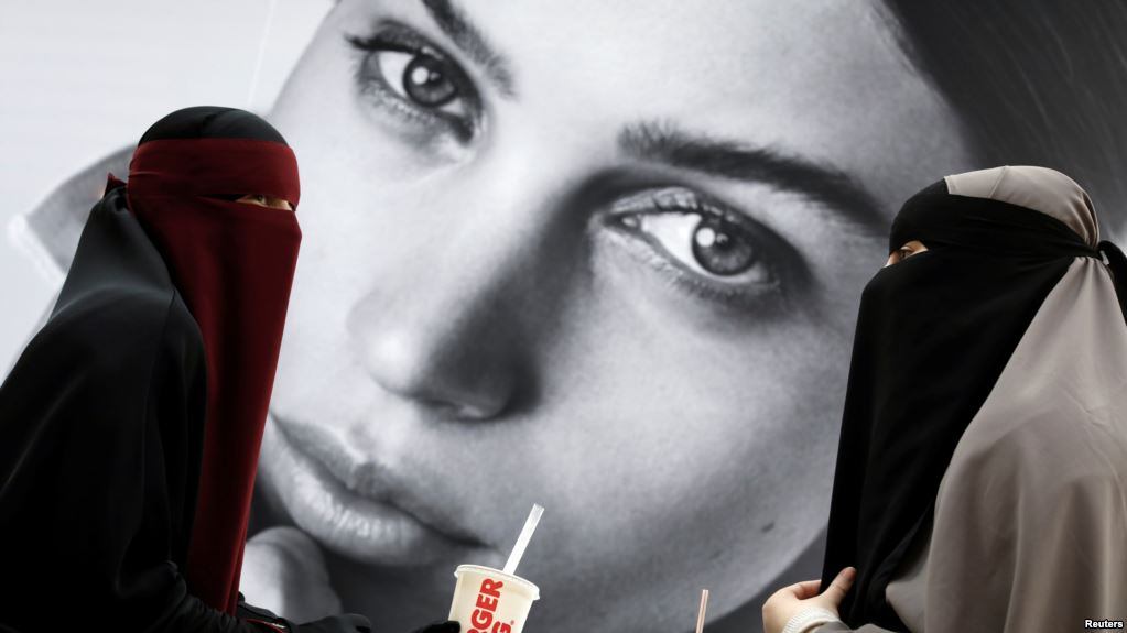 La farsa Onu: attacca l'Italia difende il burqa