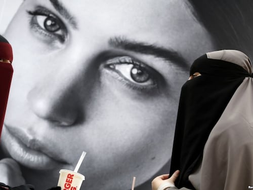 Islam, nuova stretta in Svizzera: un altro Cantone vieta il burqa in pubblico