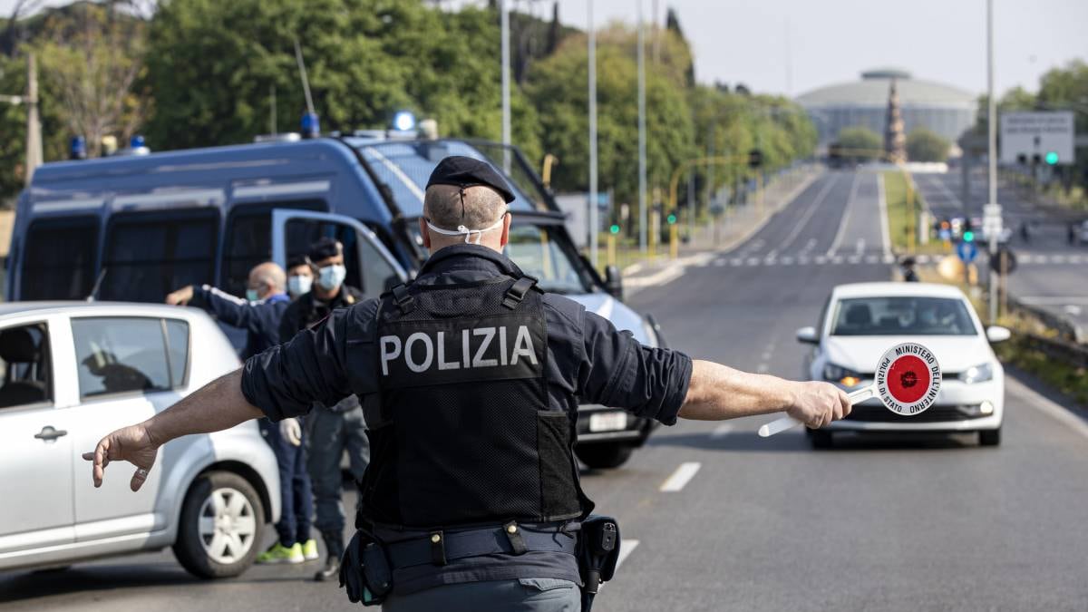 Minaccia i sanitari, aggredisce i poliziotti e rifiuta l'alcoltest: la furia dello straniero