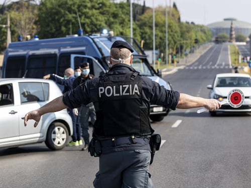 Minaccia i sanitari, aggredisce i poliziotti e rifiuta l'alcoltest: la furia dello straniero