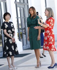 Melania Trump, fascino bianco col premier giapponese 19