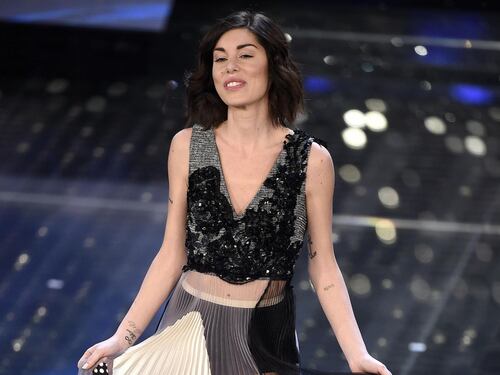 Bianca Atzei e quei mutandoni sotto il vestito trasparente