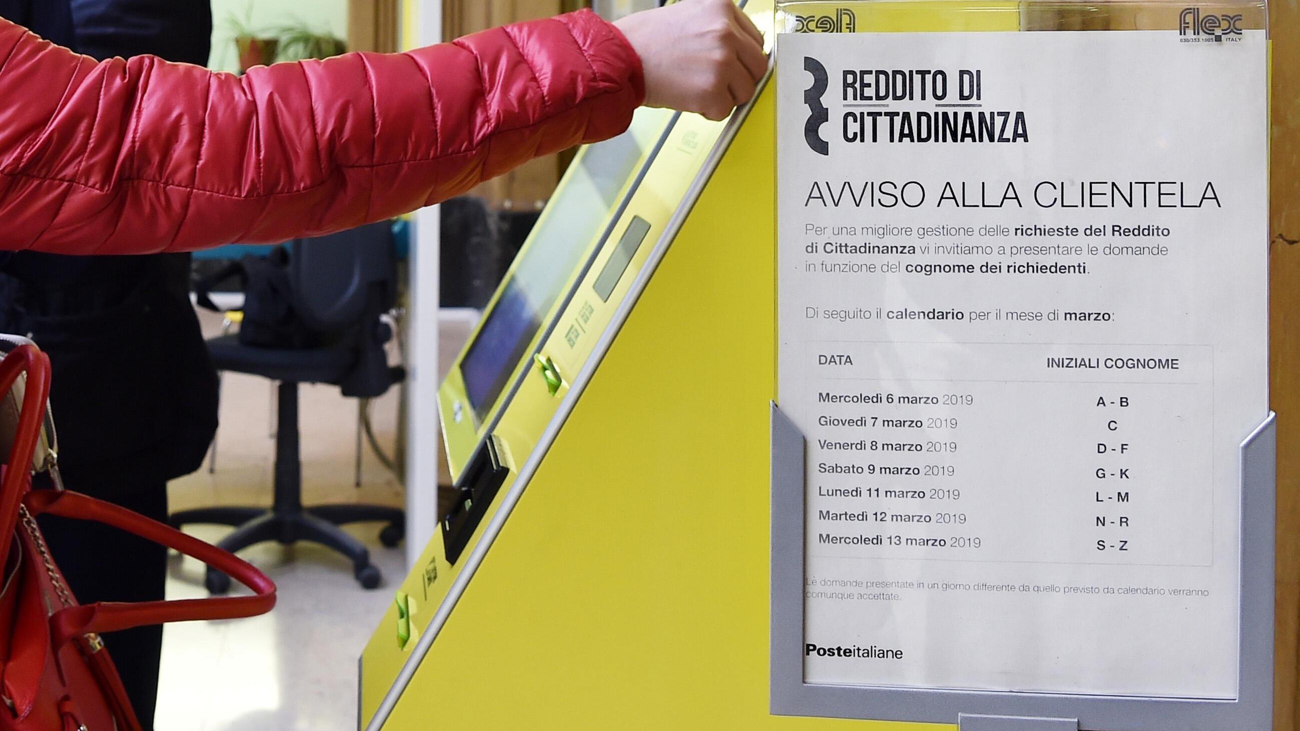 Follia in strada: non prendono più il reddito di cittadinanza, aggrediscono il sindaco