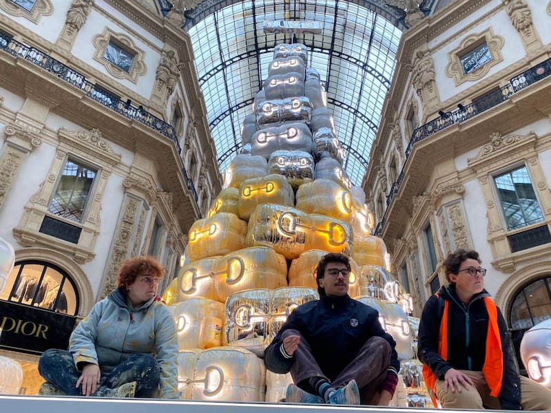 Ecovandali di Ultima generazione imbrattano l’albero di Gucci 3