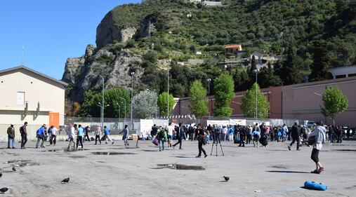 C'è la marcia per l'accoglienza. Ma i migranti preferiscono giocare a calcio 7