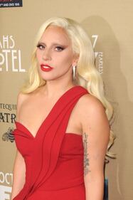 Lady Gaga, spacco mozzafiato e baci al fidanzato sul red carpet 29