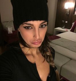 Cristina Buccino, foto hot sulle scale 3