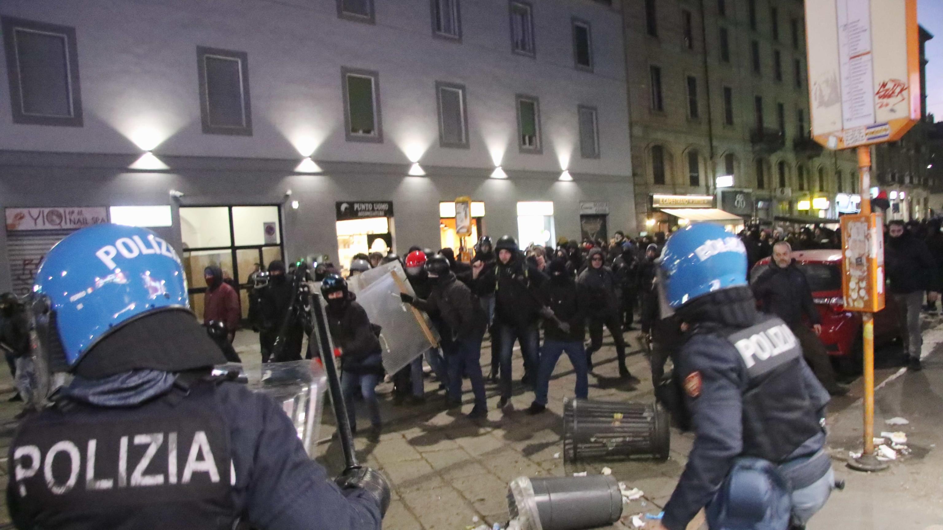 Già 11 anarchici denunciati per gli scontri. Le forze dell'ordine: "Terrorismo di piazza"