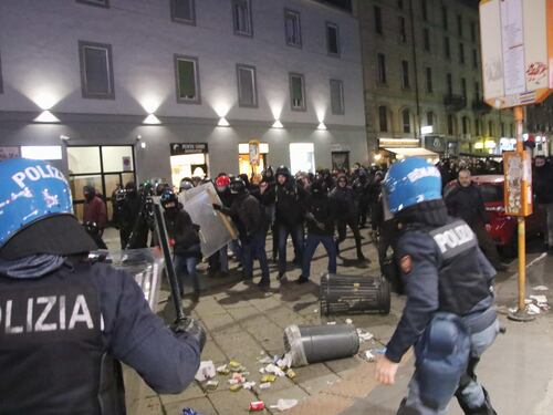 Già 11 anarchici denunciati per gli scontri. Le forze dell'ordine: "Terrorismo di piazza"