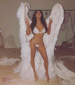 Kim Kardashian mozzafiato su Instagram: foto 8