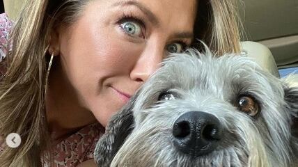 Jennifer Aniston, gambe mozzafiato a spasso con il cane