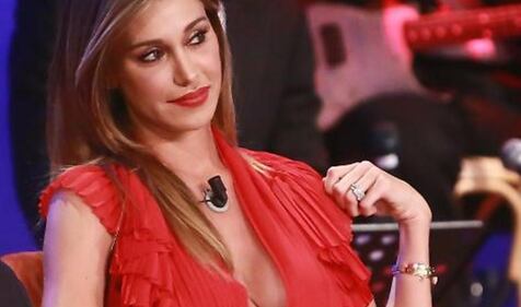 Il vestito rosso di Belen fa impazzire Sgarbi e il web 8