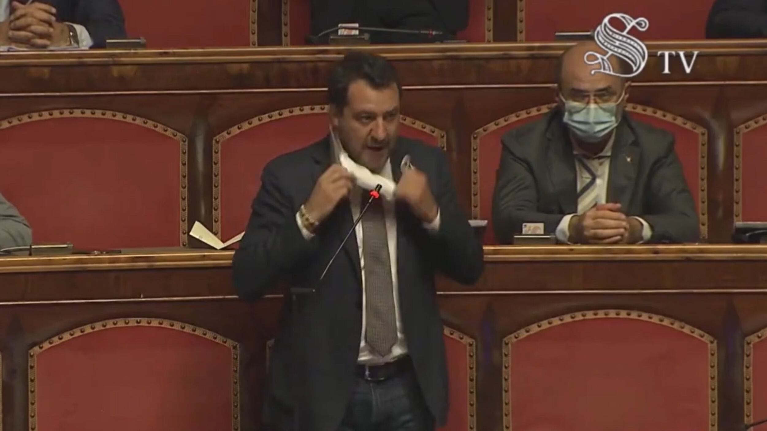 "Sono immunodepresso". E Calderoli invita Salvini a rimettere mascherina