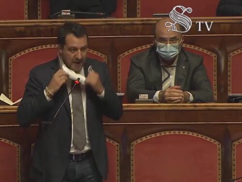 Salvini attacca Conte e toglie la mascherina. È caos al Senato