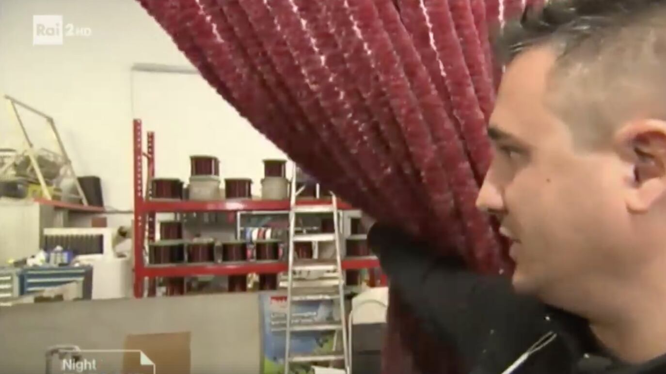 Troppi furti, devono dormire in azienda: "L'Italia è un paese di m.."