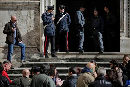 Occupano la basilica di piazza del Popolo: "Mai con Salvini" 17
