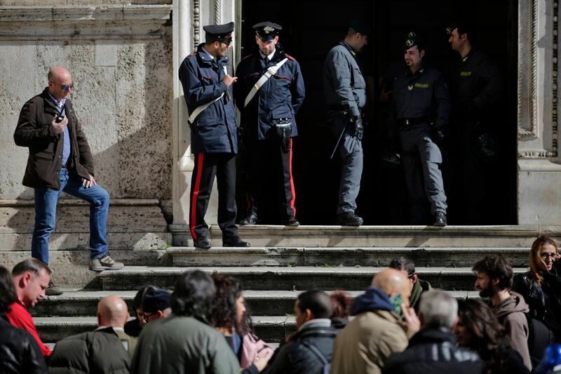 Occupano la basilica di piazza del Popolo: "Mai con Salvini" 17