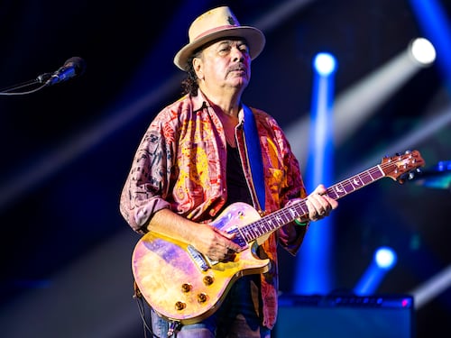 Carlos Santana sviene sul palco, rinviato in concerto in Texas. Come sta