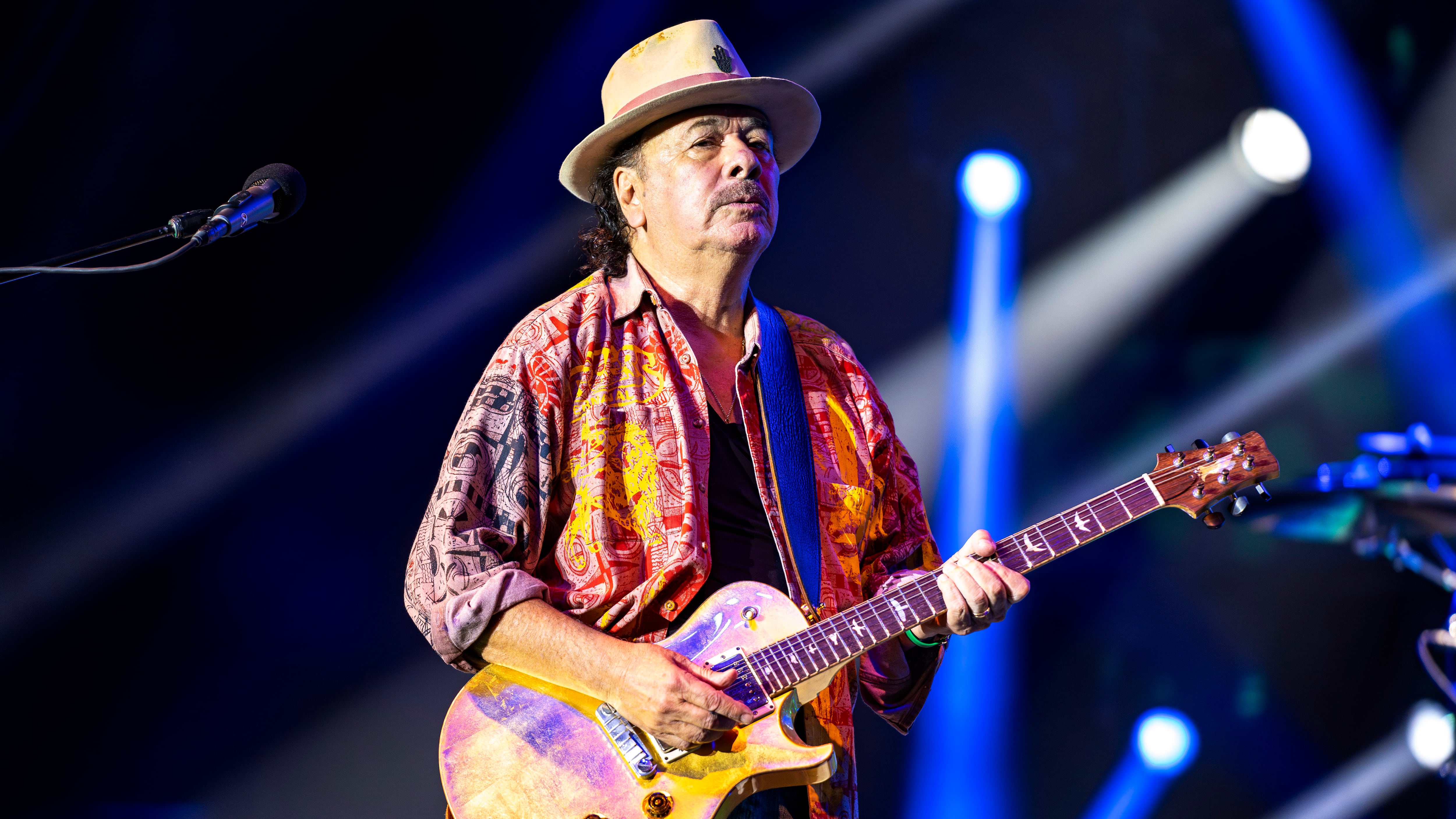 Carlos Santana sviene sul palco, rinviato in concerto in Texas. Come sta