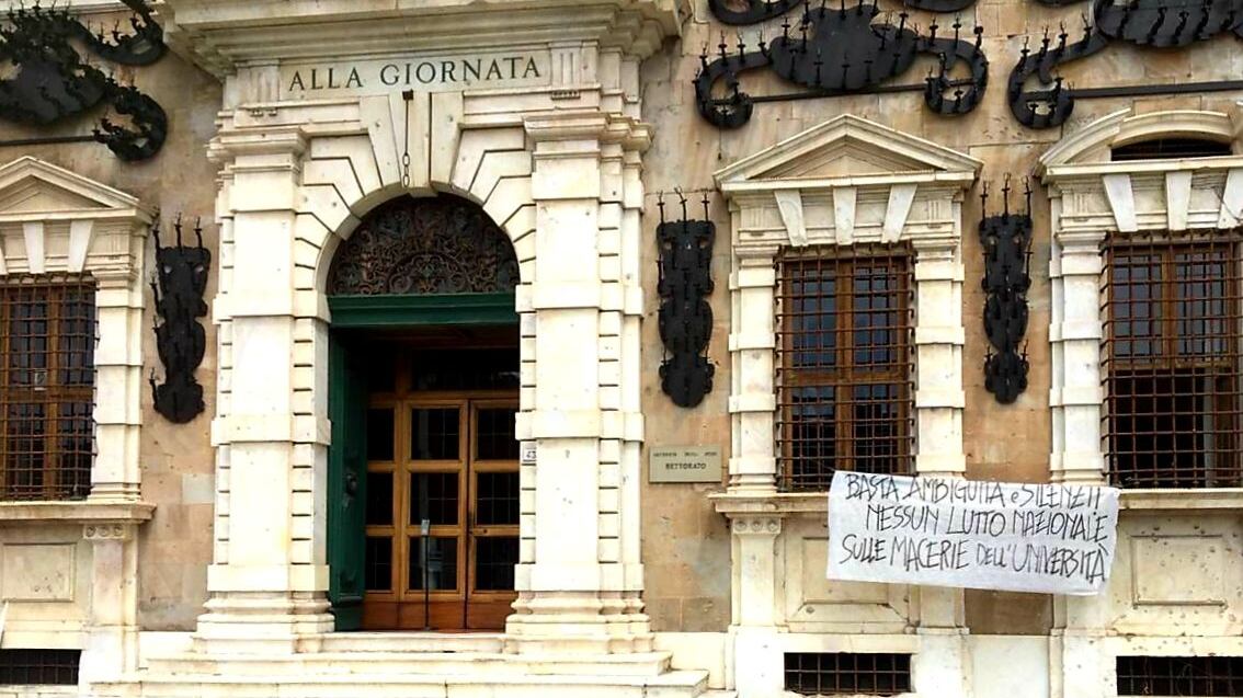 "Non il nostro lutto". L'autogol del collettivo sui Silvio Berlusconi