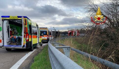 Bus si ribalta in autostrada 2