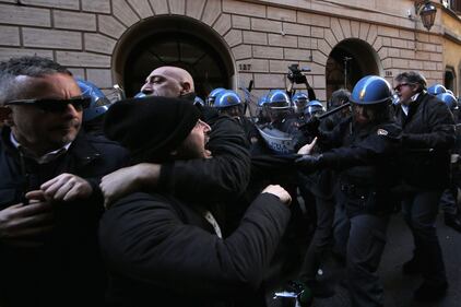 Scontri davanti la sede del Pd in Via del Nazareno 17