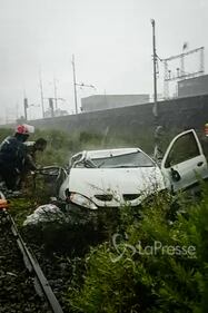 Genova, auto e camion schiacciati dal ponte 3
