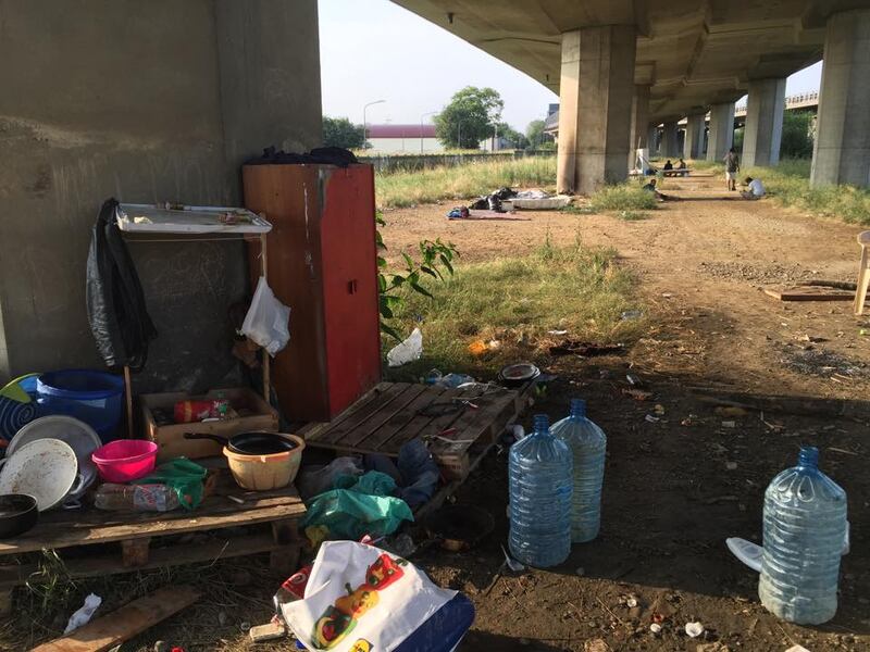 La favela di immigrati sotto la tangenziale 13
