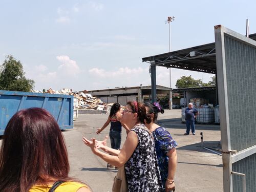 Troppa puzza dal sito di stoccaggio dei rifiuti: insorgono le donne