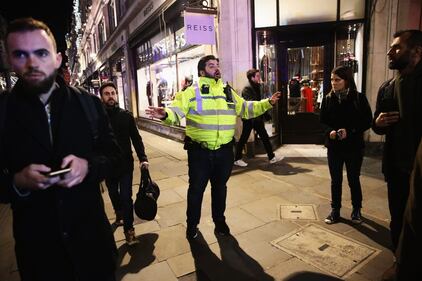 Londra, scatta l'allarme a Oxford Street: paura tra la gente 5