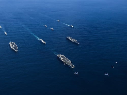 Scontro a tre nei mari del Pacifico: cosa succede in Asia