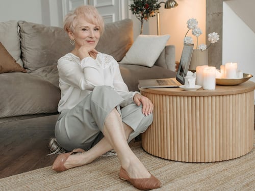 Capelli, la frangia a 60 anni ringiovanisce e dona dinamicità: 5 motivi per sceglierla