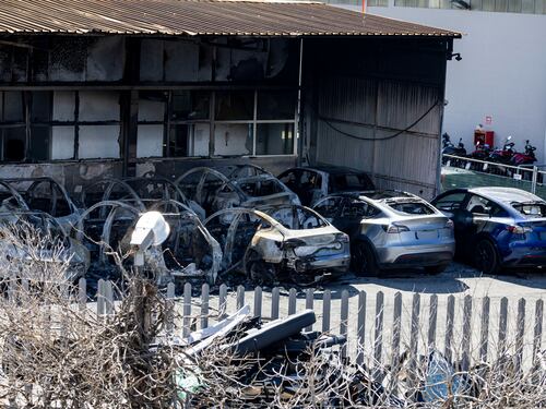 A fuoco 17 Tesla. Musk: "È terrorismo"