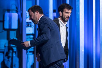 La stretta di mano tra Matteo Salvini e Maurizio Martina 1