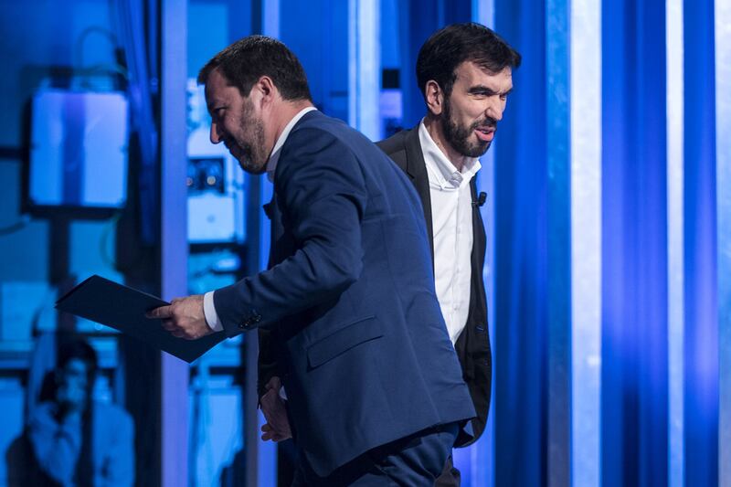 La stretta di mano tra Matteo Salvini e Maurizio Martina 1