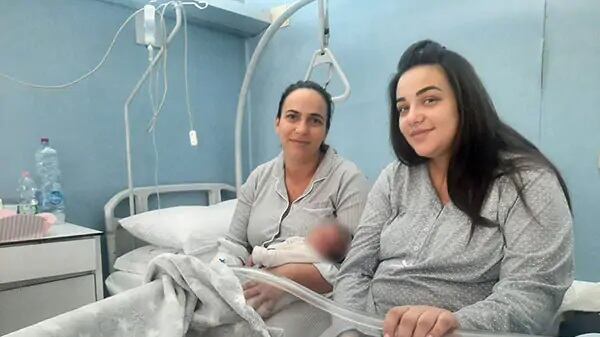 Madre e figlia partoriscono a poche ore di distanza, doppio fiocco al Cardarelli