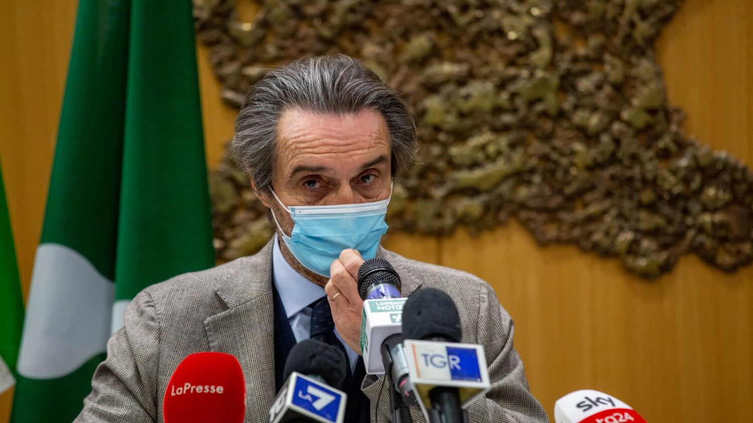 Fontana spiega tutto: "Perché ho deciso di chiudere le scuole"