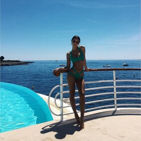 Emily Ratajkowski, sexy e sbarazzina al mare 13