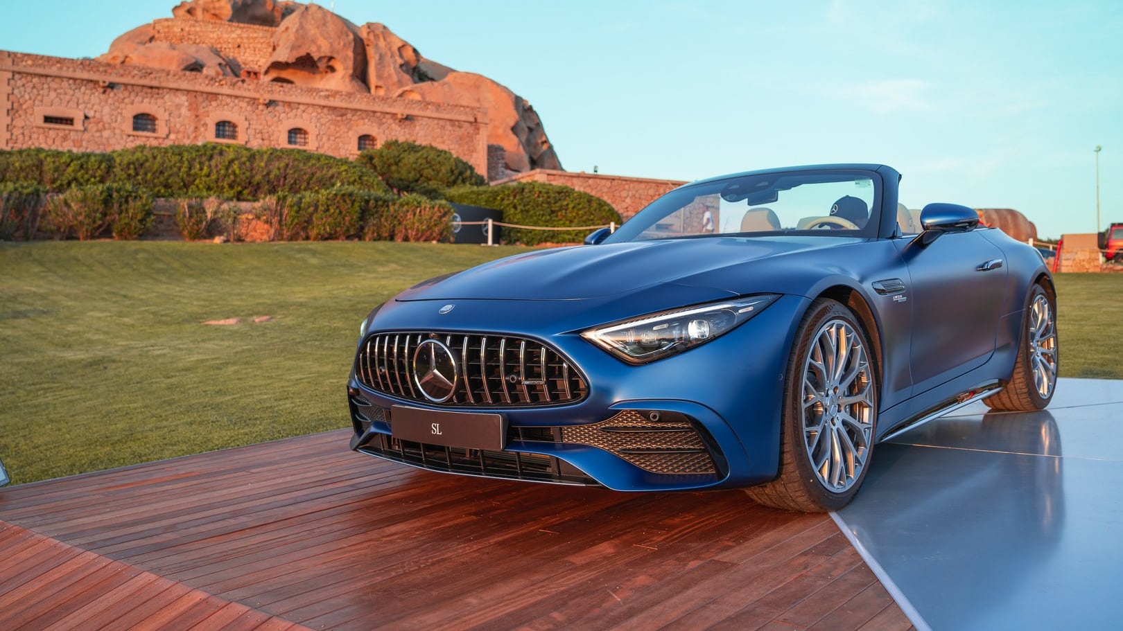 Mercedes AMG SL 43, la cabrio sportiva: lusso e comfort