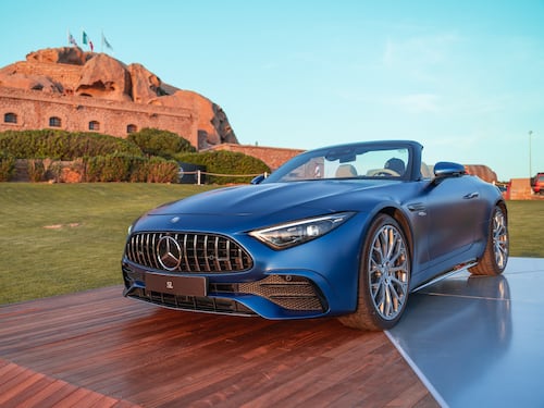 Mercedes AMG SL 43, la cabrio sportiva: lusso e comfort