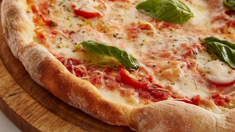 Oggi è il Pizza Day. Dalla Margherita a quella con farina di grilli: quali amiamo (e quali no)