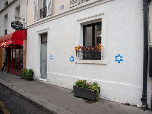 Francia tra i due fuochi di islam e antisemitismo. Sventato un attentato. "Segnate" le case ebree