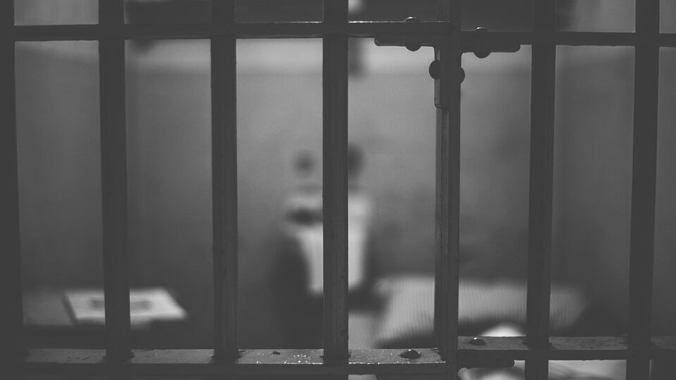 Detenuto si impicca e agente rischia di morire strangolato