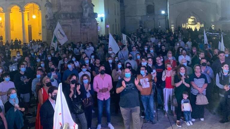 L'aggressione al candidato M5S: "Gli ha rotto la mano durante il comizio"