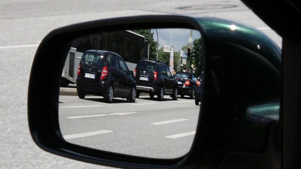 Prova la truffa dello specchietto, ma finisce in arresto