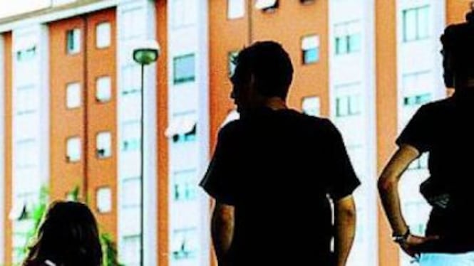 Baby gang in azione a Bari, mitraglietta in mano rapinano una sala giochi