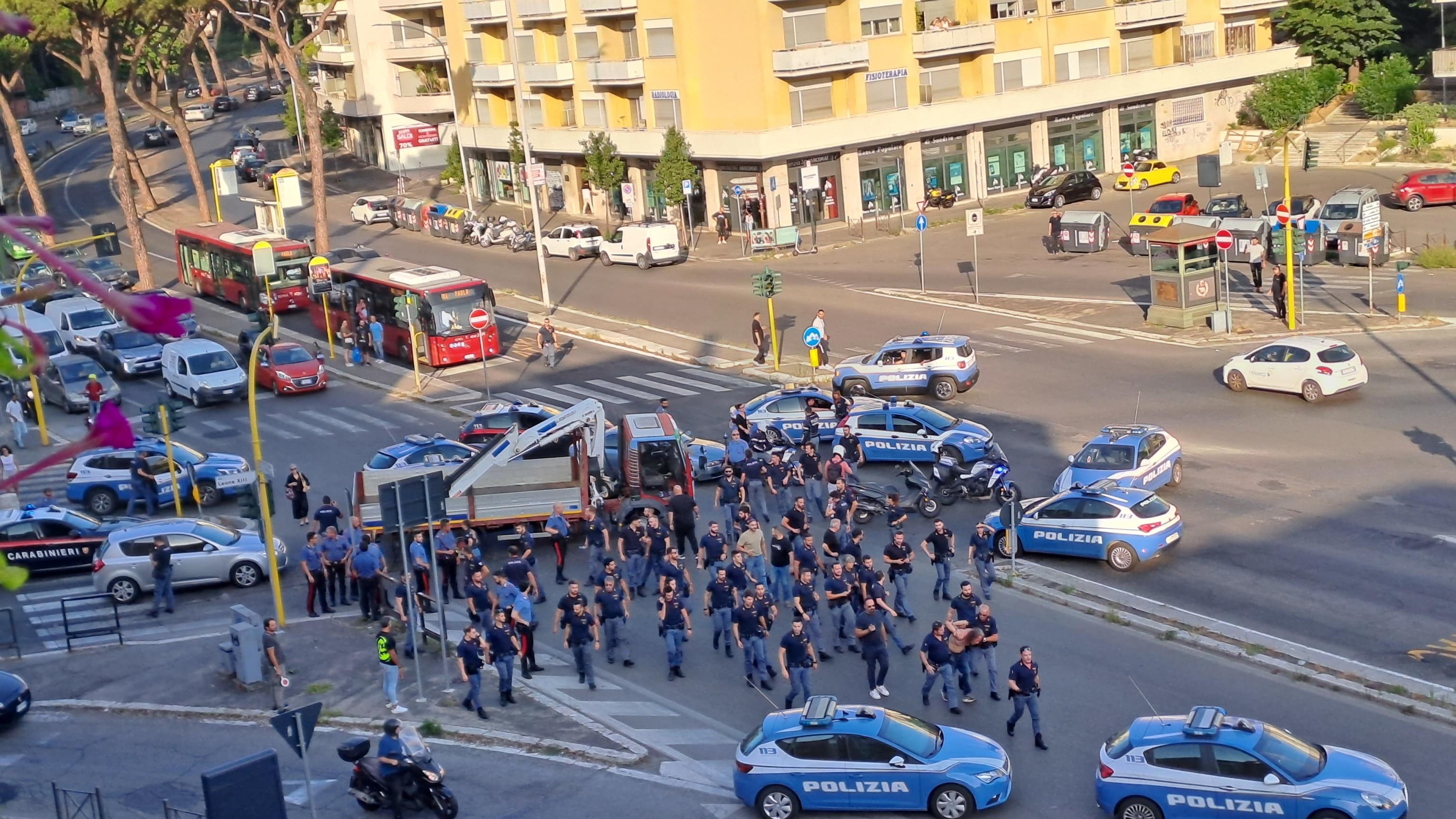 "Come Tarzan", prende a sassate le auto e fugge: maxi inseguimento a Roma