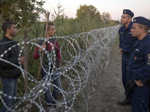 Continua l'invasione migranti: Ungheria pronta a nuovo muro